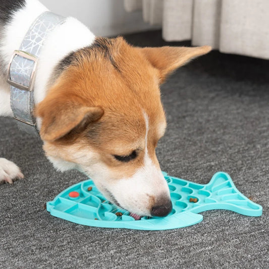 Silicone pet licking mat: Slow feeder bowl alternative, pet-friendly material.