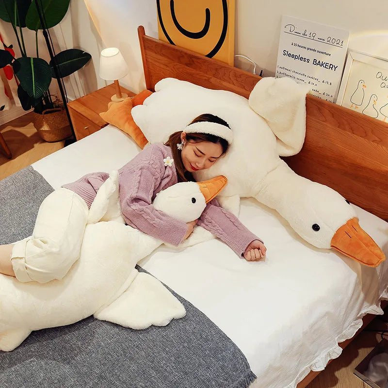 Plush Goose Toy: Soft and Cuddly Gift for Your Child!