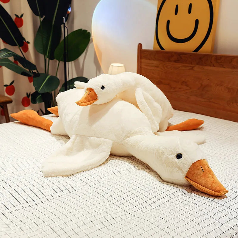 Plush Goose Toy: Soft and Cuddly Gift for Your Child!