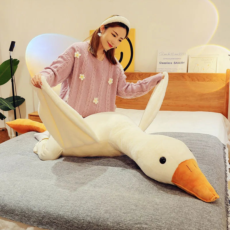 Plush Goose Toy: Soft and Cuddly Gift for Your Child!